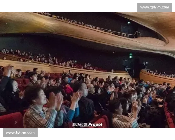 以掌声雷动为时代回响，见证平凡瞬间点燃集体情感力量时刻